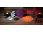 Decorações de Halloween com fantasmas, abóboras, corujas e velas numa mesa de madeira.