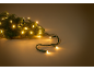 Ramos de abeto com luzes de Natal quentes sobre um fundo castanho.