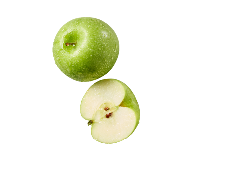 Maçã verde inteira e meia maçã com gotas de água sobre fundo preto.