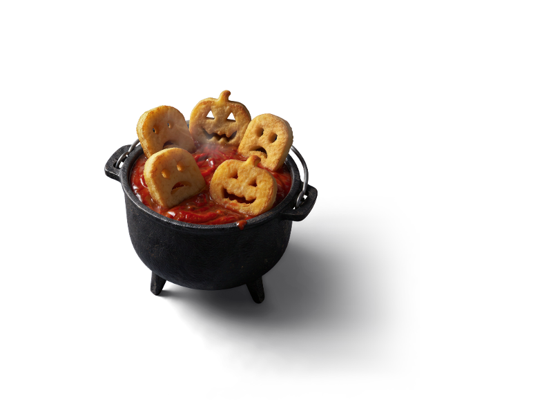 Formas de batata com tema de Halloween num caldeirão de molho de tomate com vapor.