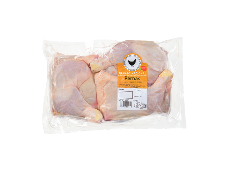 Pernas de frango frescas embaladas a vácuo, prontas para fritar, grelhar ou guisar.