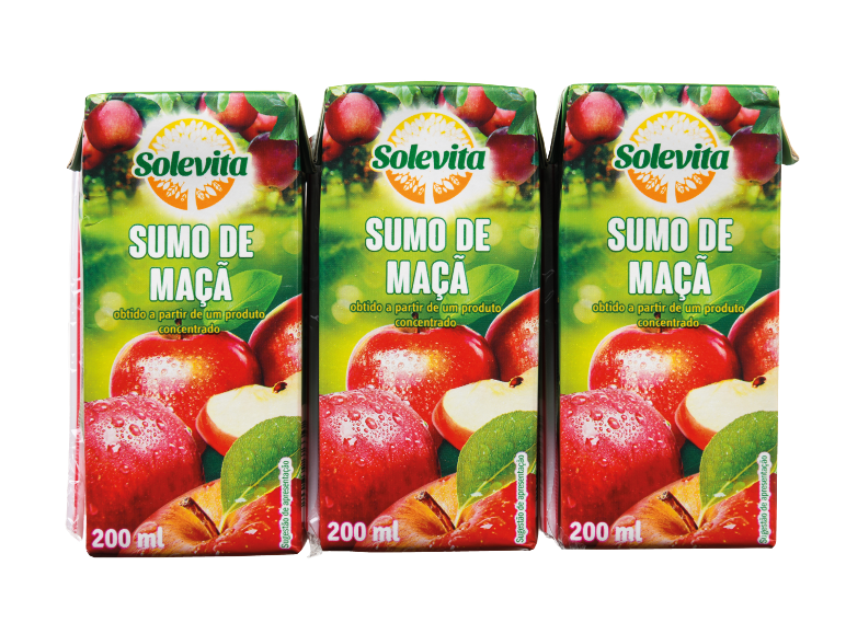 Três embalagens de sumo de maçã de 200 ml com maçãs vermelhas e folhas verdes.