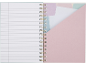 Caderno de argolas com páginas pautadas e bolso interior em tons pastel.