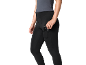 Mulher de leggings pretas com telemóvel no bolso lateral