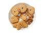 Biscoitos de manteiga açucarados e em forma de folha com amêndoas num prato.