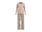 Pijama feminino com blusa de manga comprida rosa claro com texto 'Stay Cozy' e calças com estampa floral.