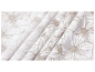 Tecido branco com padrão floral bege e dobras