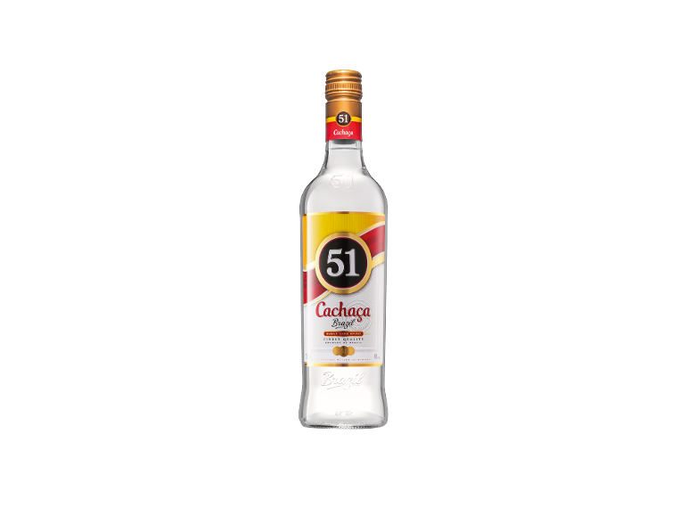 Garrafa de cachaça brasileira com rótulo que diz 'Cachaça Brazil' e '51'.