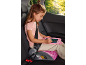 Menina em cadeira elevatória de carro com tablet de desenho rosa.