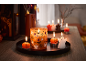 Velas de Halloween em forma de fantasmas e abóboras numa bandeja, com o texto «Happy Halloween» ao fundo.