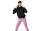 Mulher com casaco com capuz preto e leggings cor-de-rosa