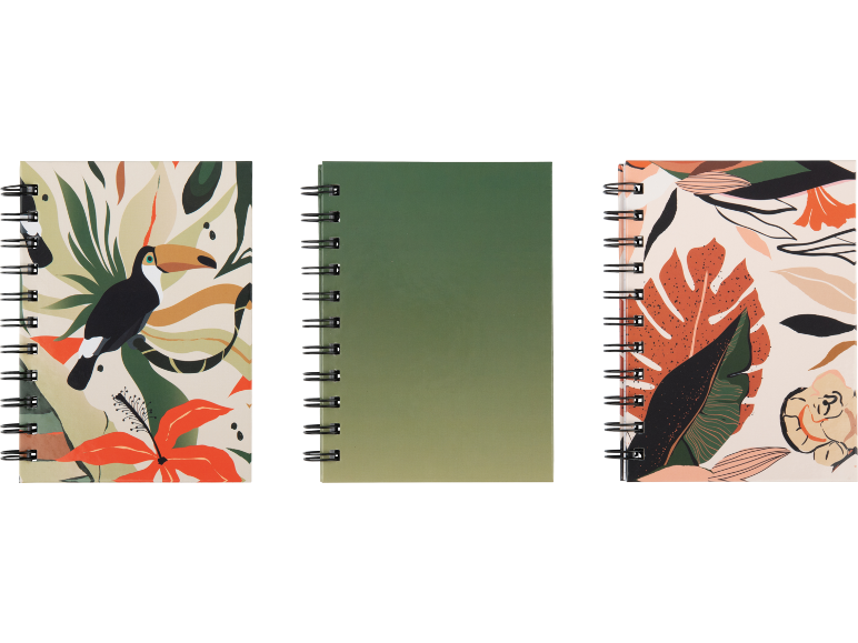 Três cadernos de espiral: dois com padrão tropical e um com gradiente verde.