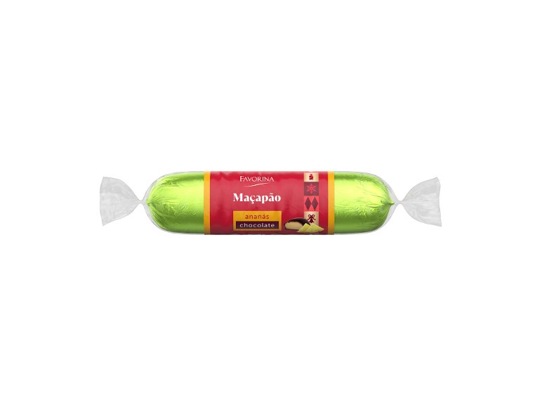 Doce verde em forma de salsicha com rótulo vermelho «Maçapão ananás chocolate».