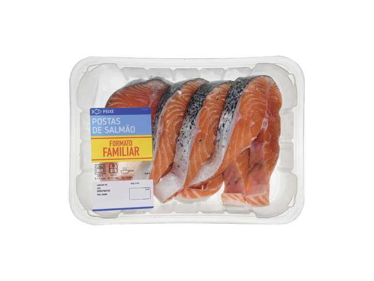Postas de salmão embaladas para uso familiar com instruções de cozedura.