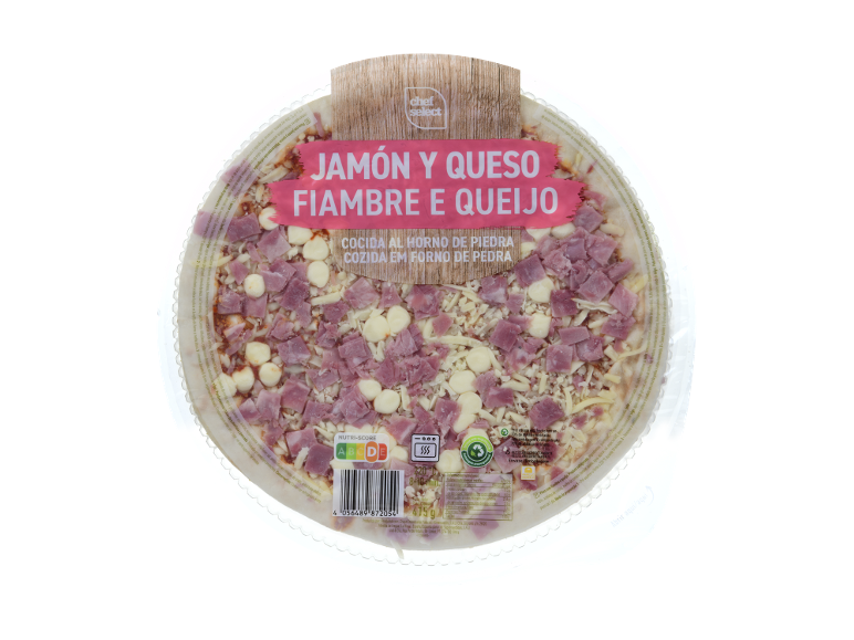 Pizza de fiambre e queijo, cozida em forno de pedra, com etiqueta Nutri-Score.