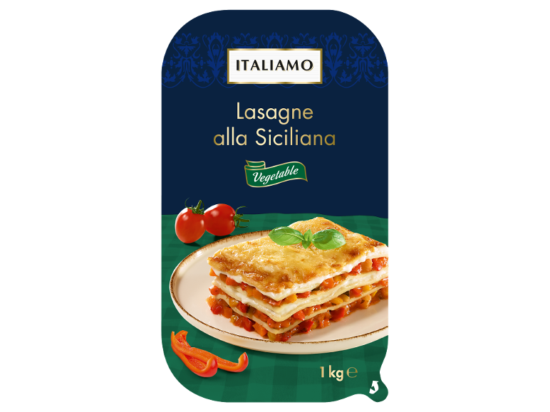 Embalagem de lasanha vegetariana siciliana com prato preparado, tomates e pimentões.
