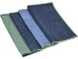 Quatro panos de microfibra dobrados em tons de azul e verde.