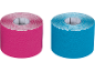 Dois rolos de fita de cinesiologia, um rosa e um azul, sobre um fundo branco.
