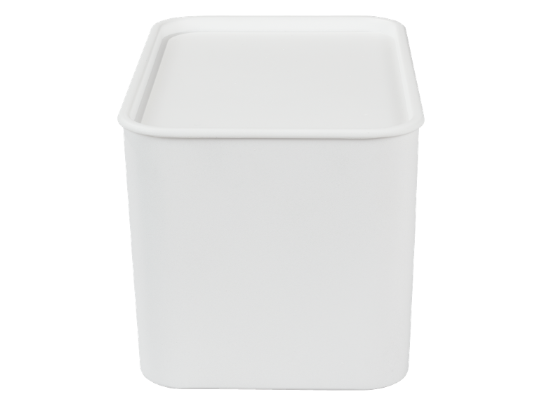 Recipiente de plástico branco com tampa, de formato quadrado.