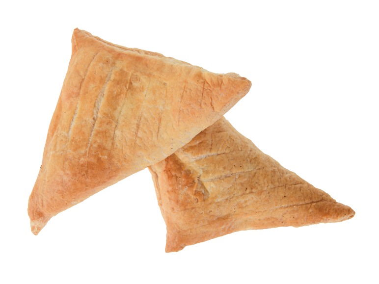 Duas empadas triangulares douradas de massa folhada.