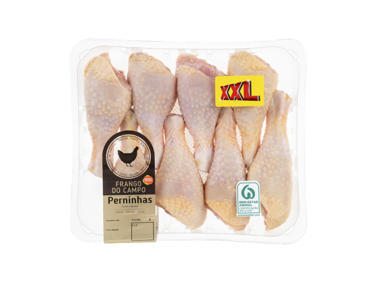 Embalagem de perninhas de frango cruas XXL, com etiquetas 'Frango do Campo Perninhas' e certificação de bem-estar animal.