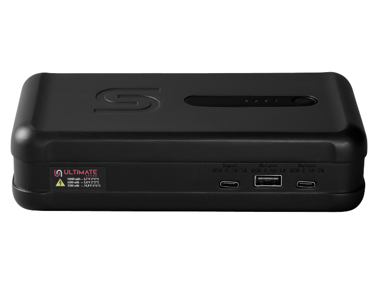 Power bank portátil preto com portas USB-C e USB-A, exibindo capacidade e voltagem.