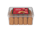 Embalagem transparente de biscoitos em forma de folha de amêndoa com rótulo vermelho de Natal.