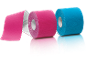 Dois rolos de fita cinesiológica rosa e um rolo azul sobre fundo preto.