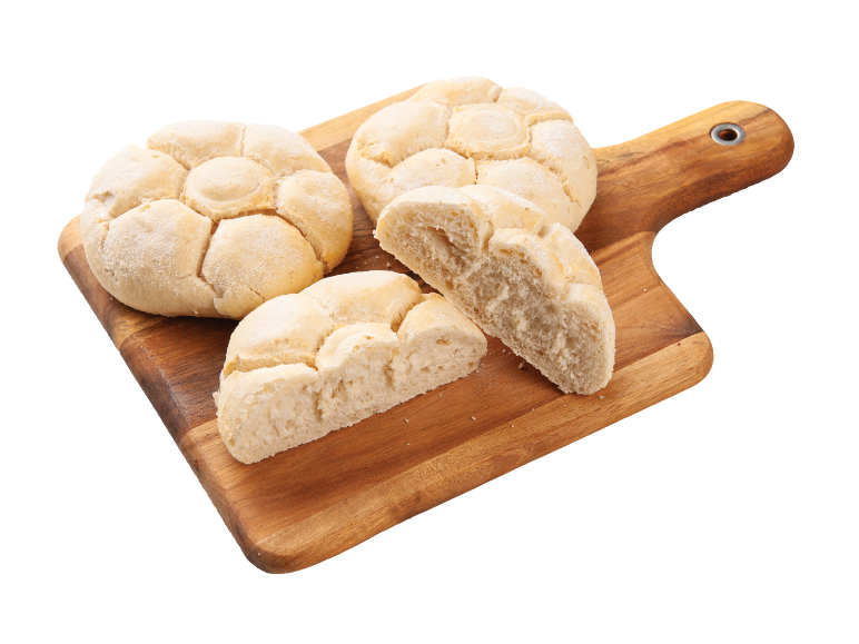 Pãezinhos brancos frescos, alguns inteiros e outros cortados, numa tábua de cortar de madeira.
