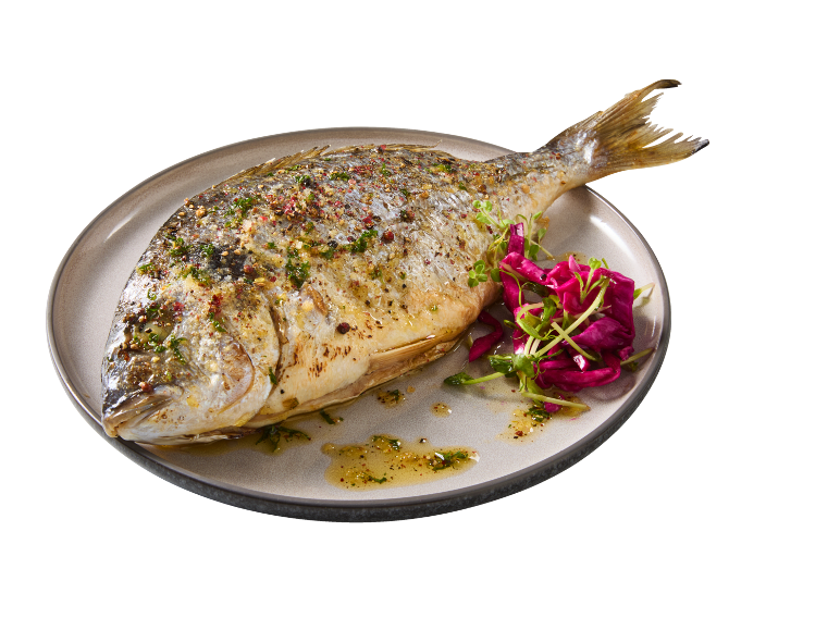 Peixe assado com ervas e couve roxa num prato.