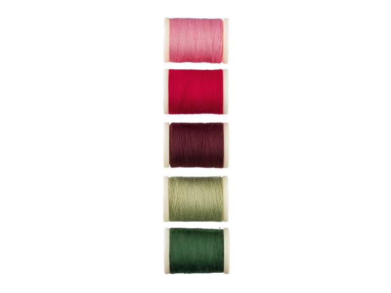 Cinco bobinas de linha em tons de rosa, vermelho, bordô, verde claro e verde escuro.