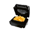 Fritadeira de ar preta com batatas fritas douradas no interior.