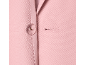 Detalhe de um botão transparente e casa de botão numa jaqueta rosa pálido.
