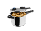 Panela de pressão de metal com batatas dentro
