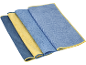Quatro panos de limpeza de microfibra dobrados em azul e amarelo, com diferentes texturas.