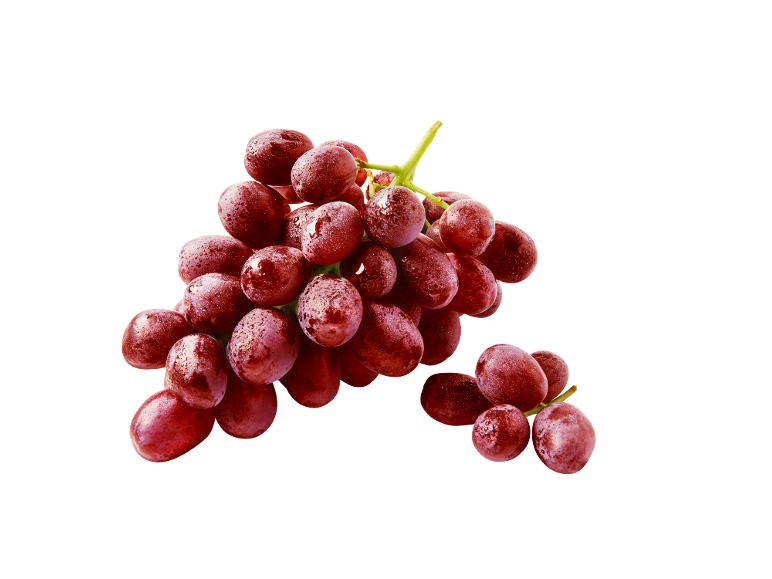 Uvas vermelhas frescas com gotas de água sobre um fundo preto.