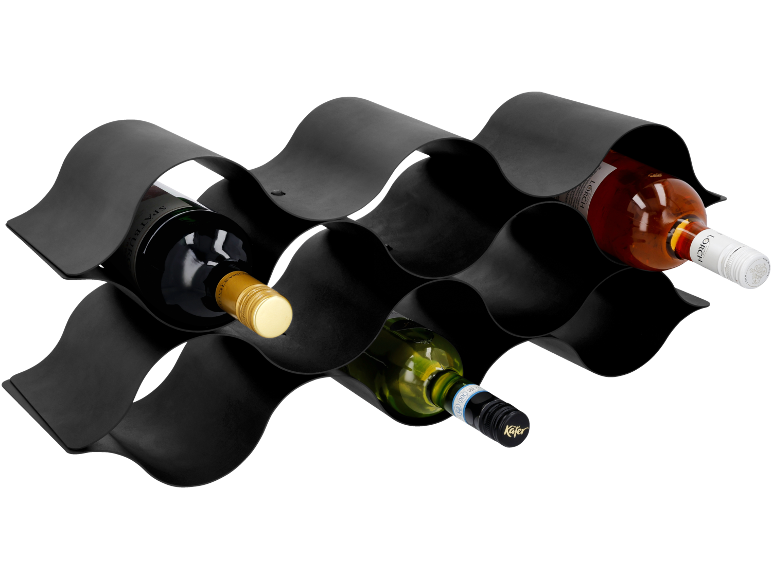 Suporte de vinho preto ondulado com três garrafas de vinho de cores diferentes.