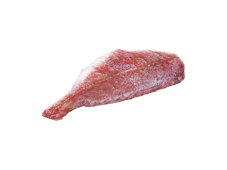 Filete de peixe vermelho sem espinhas sobre fundo preto.