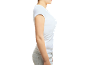 Mulher de t-shirt branca e jeans claros, vista lateral
