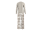 Pijama feminino com blusa bege de manga comprida e calças xadrez marrom e branco.