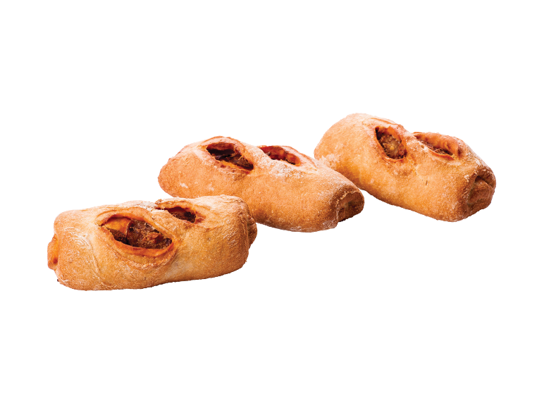 Três pães assados com recheio de carne, dispostos diagonalmente sobre fundo branco.