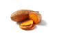 Batatas doces inteiras e fatiadas com polpa laranja vibrante.