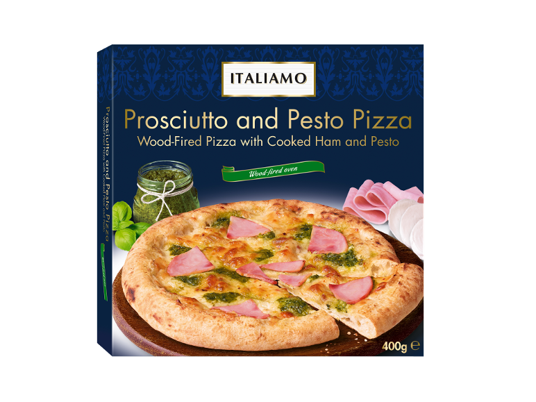 Embalagem de pizza de presunto e pesto, com a inscrição „Wood-Fired Pizza”.