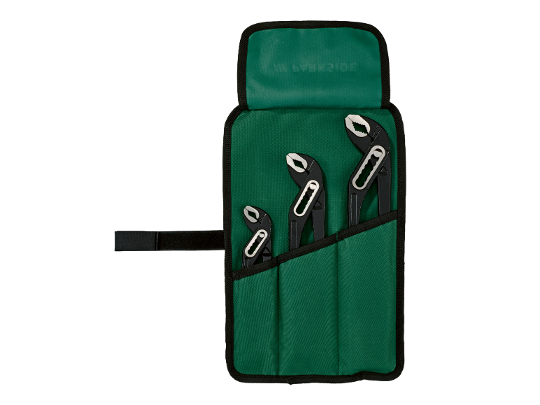 Conjunto de três alicates ajustáveis pretos numa bolsa de tecido verde com fecho de velcro.