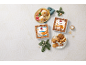 Sortido de bolachas de Natal Favorina com gelado e decorações festivas.