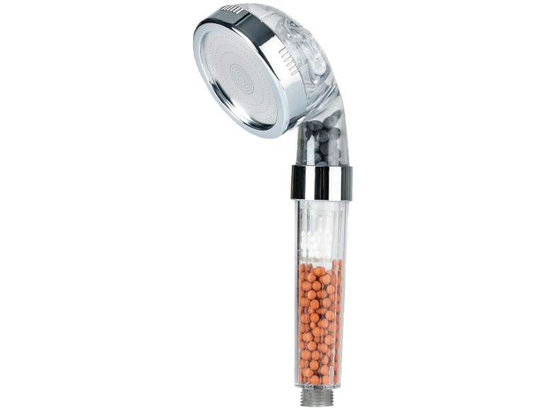 Chuveiro com pega transparente preenchida com grânulos filtrantes