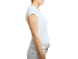 Mulher de t-shirt branca e jeans claros, vista lateral.