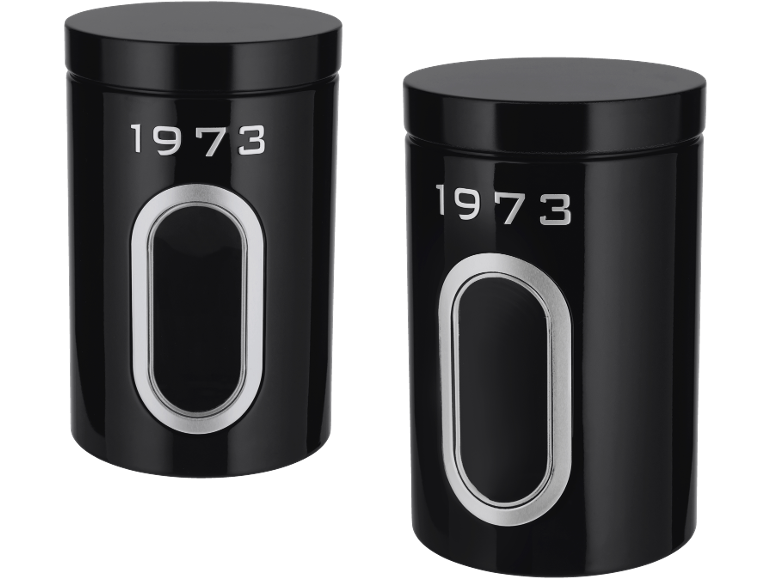 Duas latas de cozinha pretas com a inscrição '1973' e uma janela oval prateada.