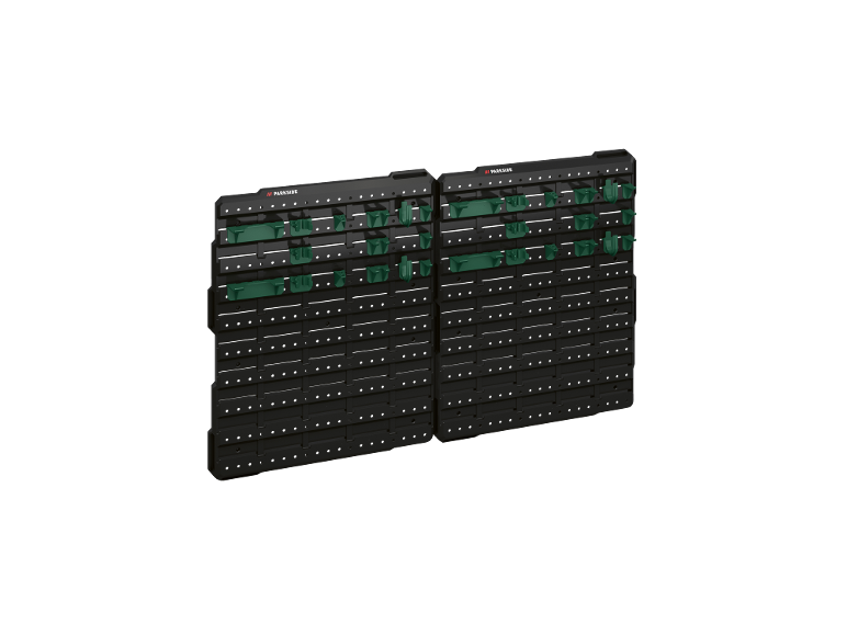 Painel de ferramentas preto montado na parede com suportes verdes para arrumação.