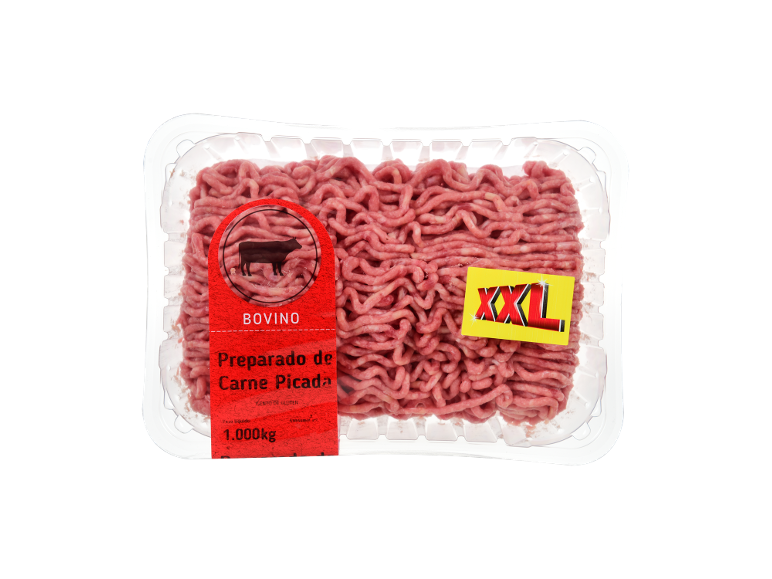 Carne picada de bovino embalada de 1.000kg com etiqueta 'XXL' numa bandeja branca.